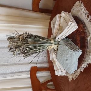 Coastal arrangement and 6 dish towels